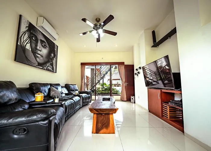 Luxury 5br With Private Pool & Rooftop Lounge Villa
